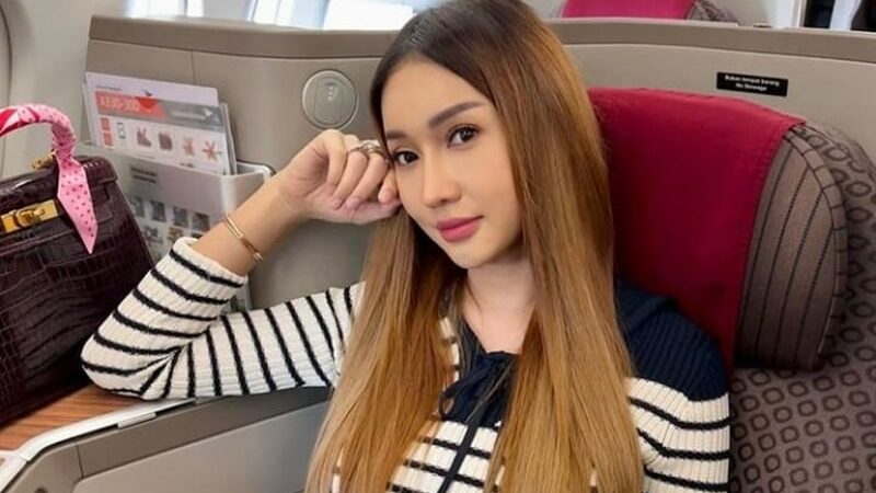 Berita artis: Netizen salah fokus dan tergoda melihat tattoo yang ada di dada Lucinta Luna saat memakai gaun hitam seksi.