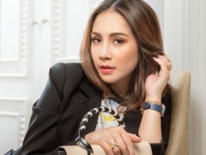 Berita artis: Foto bersama dua selebgram, penampilan Nagita Slavina disebut netizen begitu mirip dengan penyanyi Gita Gutawa.