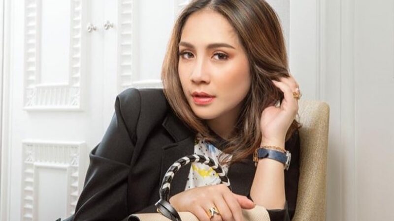 Berita artis: Foto bersama dua selebgram, penampilan Nagita Slavina disebut netizen begitu mirip dengan penyanyi Gita Gutawa.