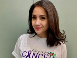 Nagita Slavina malah terlihat begitu bahagia ketika tas mahal milikinya dimodifikasi dengan sentuhan lukisan dari Naufal.