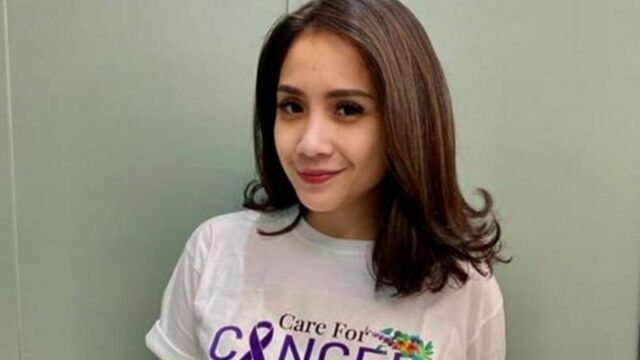 Nagita Slavina malah terlihat begitu bahagia ketika tas mahal milikinya dimodifikasi dengan sentuhan lukisan dari Naufal.