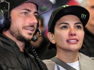 Berita artis: Nikita Mirzani kini dikabarkan tengah bucin dengan seorang mantan pembalap moto GP yang bernama John Hopkins.