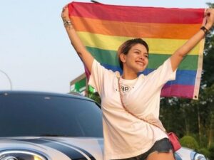 Berita artis: Nikita Mirzani mengibarkan bendera pelangi alias LGBT. Ia menegaskan tidak mendukung LGBT, tetapi mendukung kesetaraan.