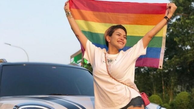 Berita artis: Nikita Mirzani mengibarkan bendera pelangi alias LGBT. Ia menegaskan tidak mendukung LGBT, tetapi mendukung kesetaraan.