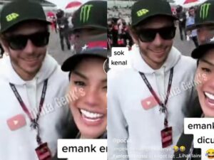 Berita artis: Nikita Mirzani bertingkah sok akrab saat bertemu dengan Valentino Rossi, namun dirinya malah dicuekin oleh pembalap Italia tersebut.