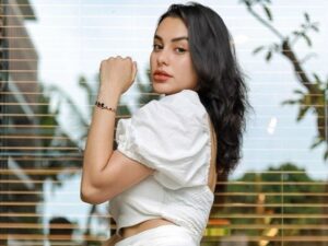 Berita artis: Nora Alexandra tampak cantik natural dan elegan saat mengenakan baju flory set dan dipuji makhluk Tuhan paling sempurna.