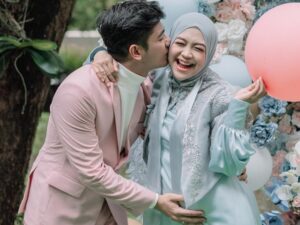 Berita artis: Ria Ricis baru saja mengumumkan bahwa bayi yang tengah dikandungnya itu berjenis kelamin perempuan yang akan lahir sekitar 3 bulan lagi.
