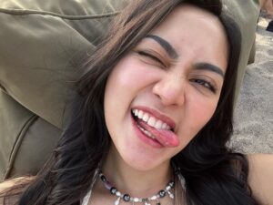 Berita artis: Rachel Vennya belum lama ini mengunggah foto baru di laman instagram pribadinya dengan bergaya mengigit lidah yang tuai kometar netizen.