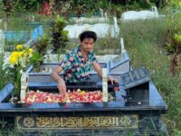 Berita artis: Ragil pergi berziarah ke makam ayahnya yang berada di Medan, ia pun meminta do'a dan restu di kuburan ayahnya tersebut.