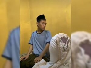 Berita terkini: di TikTok lagi tren kipas angin yang dijadikan sebagai makmun shalat atau imam shalat. Tren ini dianggap permainkan shalat.
