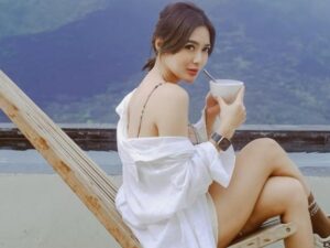 Berita artis: potret Wika Salim saat menikmati pemandangan gunung dengan ditemani secangkir kopi bikin terpana dengan kecantikannya.