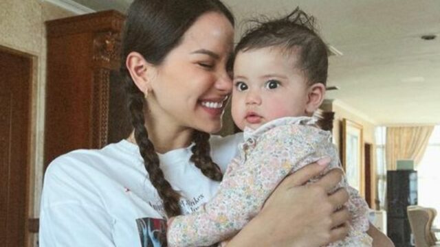 Berita artis: Unggah sebuah foto saat menggendong bayi, Alyssa Daguise disebut netizen sudah cocok menjadi seorang ibu.