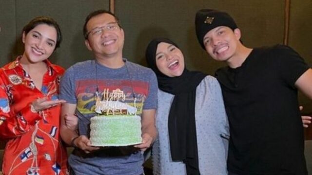 Berita artis: Pasangan Anang Hermansyah dan Ashanty dapat kejutan perayaan anniversary dari orang-orang terdekatnya, yakni anak dan tim.