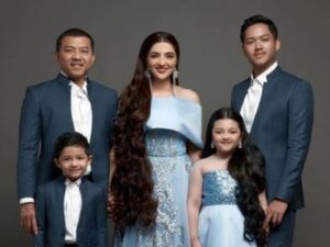 Berita artis: Unggah foto keluarga terbaru dalam balutan pakaian serba biru, Ashanty cerita jika seluruh anggota keluarga sangat menyukai music.