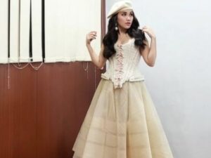 Berita artis: Saat memakai baju seperti wanita Eropa zaman dulu, penampilan Ayu Ting Ting justru disebut netizen mirip boneka.