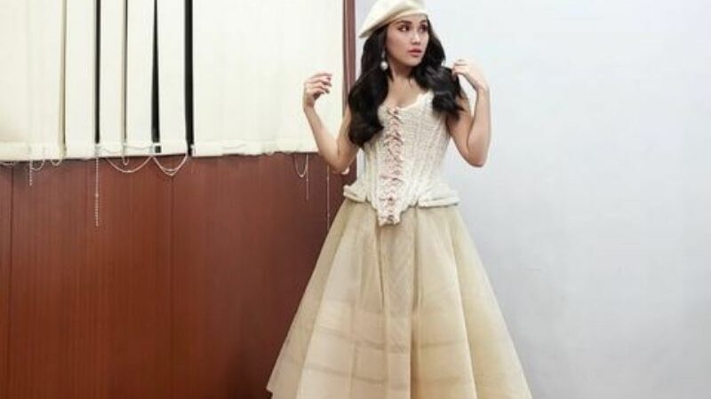 Berita artis: Saat memakai baju seperti wanita Eropa zaman dulu, penampilan Ayu Ting Ting justru disebut netizen mirip boneka.