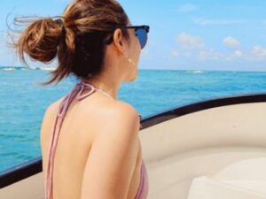 Berita artis: Bunga Citra Lestari berbikini merah muda saat berada di pantai ramai dipuji netizen karena terlihat makin kece.