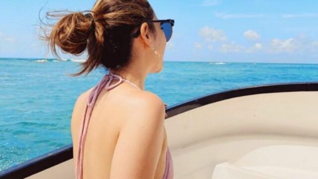 Berita artis: Bunga Citra Lestari berbikini merah muda saat berada di pantai ramai dipuji netizen karena terlihat makin kece.