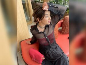 Berita artis: Rebecca Klopper pamer sebuah foto baru dalam helicopter yang merupakan jepretan kekasihnya, Fadli Faisal buat netizen merasa iri.