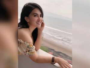 Berita artis: Netizen merasa gerah sekaligus lemas melihat gaya yang diperlihatkan Dianna Dee Starlight saat menggoda orang.