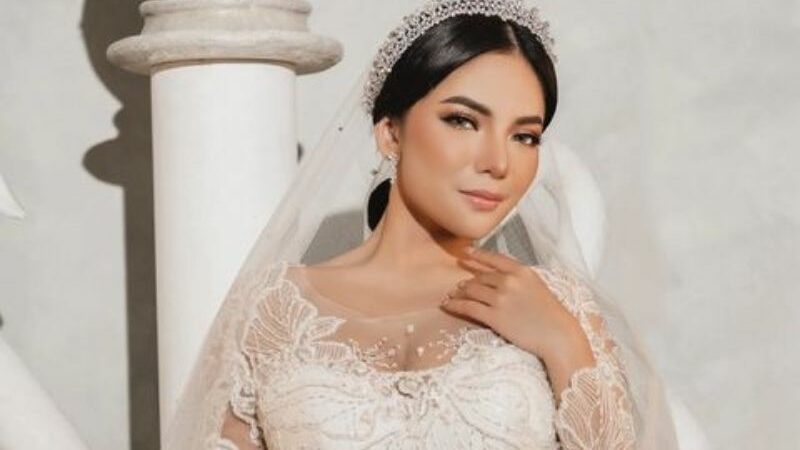 Berita artis: Dinar Candy dianggap netizen memiliki kecantikan yang begitu alami sehingga inner beauty miliknya memancar sempurna.