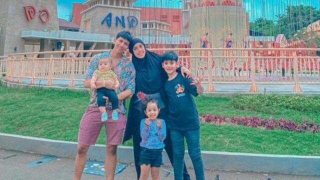 Berita artis: Fairuz A Rafiq bagikan foto liburan bersama keluarga kecilnya yang asik berendam di Jaccuzi ketika liburan di Bali.