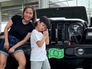 Berita artis: Begini cerita perjuangan Farida Nurhan beli sebuah mobil mewah sebagai bentuk apresiasi diri atas kerja keras.