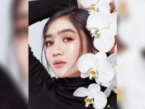Berita artis: Penampilan Febby Rastanty saat melakukan pemotretan disebut netizen jika kecantikan dirinya kelewat batas.