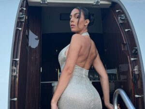 Kekasih Cristiano Ronaldo, Georgina Rodriguez, kembali tampil ke hadapan publik setelah lebih dari satu bulan berdiam di rumah