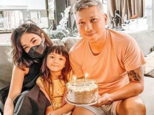 Berita artis Gading Marten belum lama ini merayakan ulang tahunnya yang ke-40, ia pun mendapatkan kejutan dari sang mantan istri Gisel dan juga putrinya Gempita.