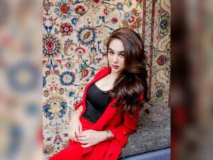 Berita artis: Penampilan dari Hana Hanifah terlihat begitu seksi saat mengenakan blazer merah yang dipadukan dengan tank top hitam.