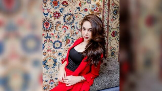 Berita artis: Penampilan dari Hana Hanifah terlihat begitu seksi saat mengenakan blazer merah yang dipadukan dengan tank top hitam.