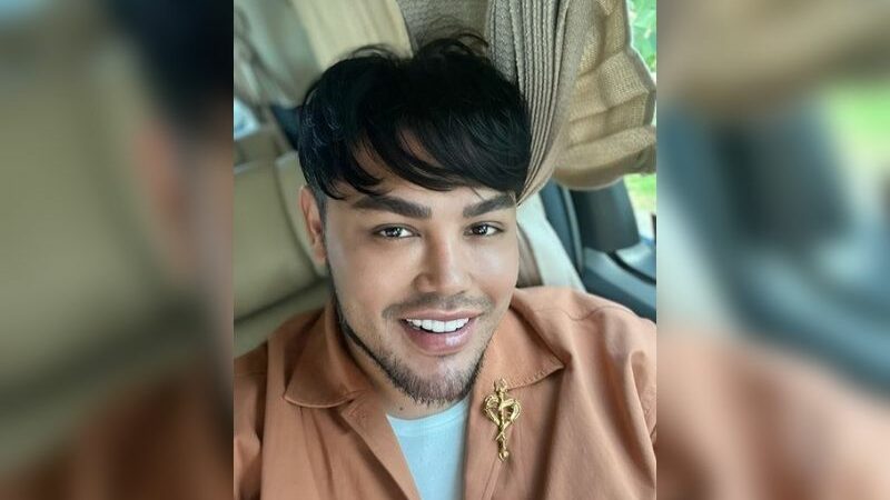 Berita artis: Mencoba tampil berbeda dengan memakai poni menutupi dahi, penampilan dari Ivan Gunawan disebut mirip Oppa Korea.