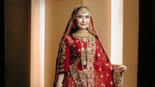 Beriita artis: Pedangdut Iis Dahlia dapat kejutan ulang tahun dari dua anak tercintanya dengan memakai tema ala India.