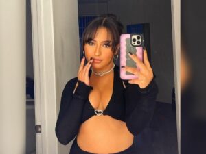 Berita artis: Unggah sebuah foto selfie, netizen beramai-ramai ucapkan selamat pada Jennifer Coppen yang dikira hamil.