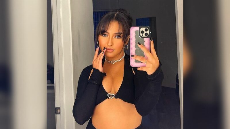 Berita artis: Unggah sebuah foto selfie, netizen beramai-ramai ucapkan selamat pada Jennifer Coppen yang dikira hamil.