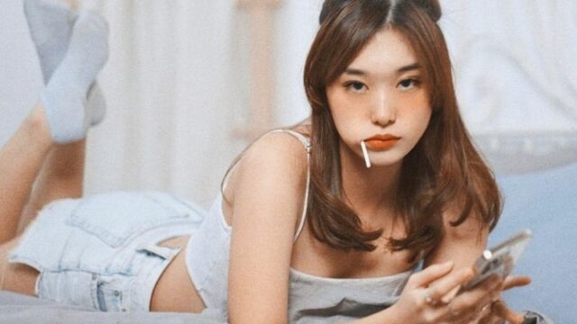 Berita artis: Livy Renata disebut miliki tampilan yang begitu menggoda saat berpose di atas ranjang serta sebuah lollipop di mulutnya.