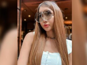 Berita artis: Unggah sebuah swafoto dengan kacamata unik, penampilan Lucinta Luna buat banyak netizen terhibur.