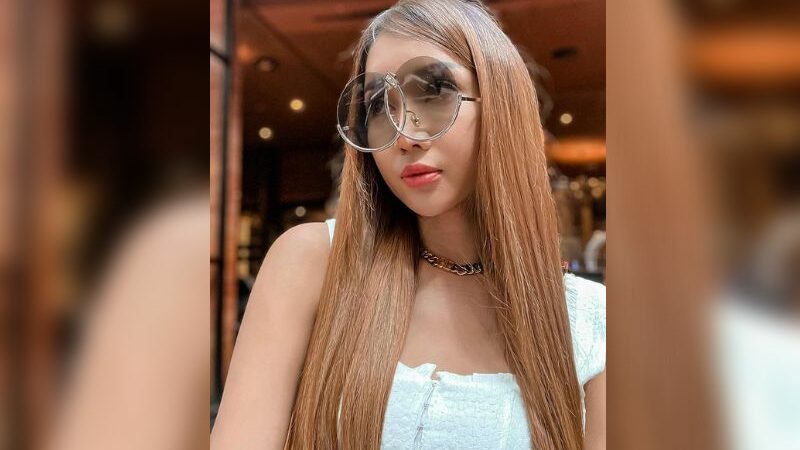 Berita artis: Unggah sebuah swafoto dengan kacamata unik, penampilan Lucinta Luna buat banyak netizen terhibur.