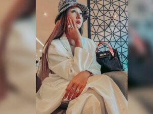 Berita artis: Penampilan Lucinta Luna dilengkapi sederet barang mewah saat di bandara, dianggap netizen mirip salah satu idol K-Pop.