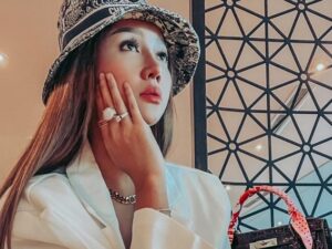 Berita artis: Cuma Lucinta Luna seorang yang berani peluk erat Raffi Ahmad tanpa menimbulkan gossip dan kecemburuan Nagita Slavina.