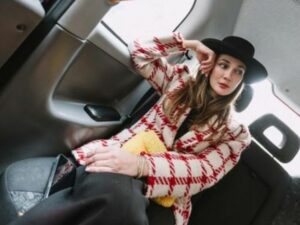 Berita artis: Netizen berikan pujian atas kecantiknya Luna Maya yang terlihat alami tanpa perlu bantuan berupa filter atau editan lain.