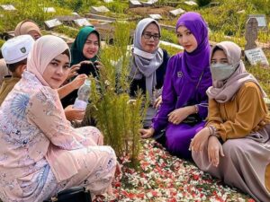 Berita artis: Lucinta Luna kunjungi makam orang tua di hari lebaran, sampaikan rasa rindu dan permintaan maaf pada ibu dan ayahnya di makam.