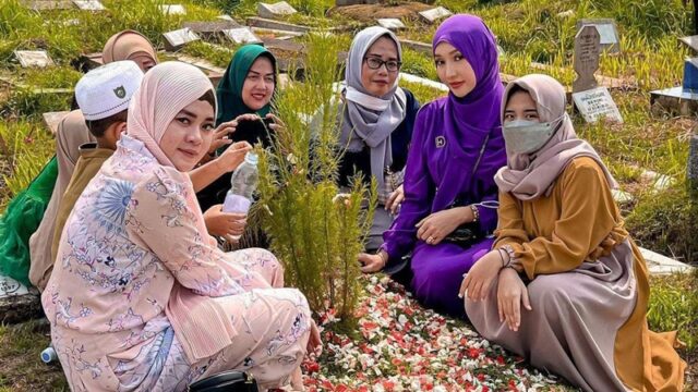 Berita artis: Lucinta Luna kunjungi makam orang tua di hari lebaran, sampaikan rasa rindu dan permintaan maaf pada ibu dan ayahnya di makam.