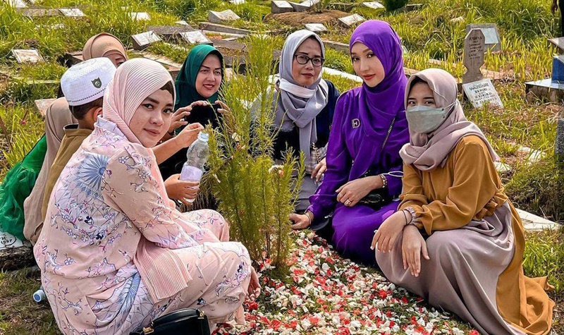 Berita artis: Lucinta Luna kunjungi makam orang tua di hari lebaran, sampaikan rasa rindu dan permintaan maaf pada ibu dan ayahnya di makam.