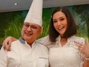 Berita artis: Unggah sebuah foto baru bareng suaminya, penampilan dan raut wajah bahagia Maia Estianty jadi sorotan netizen.