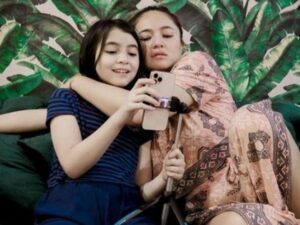 Berita artis: Marshanda bagikan sebuah momen saat asik bermain dengan putri cantiknya di rumah sambil dasteran, dapat banyak pujian.