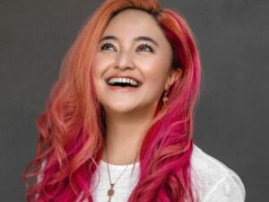 Berita artis: Tidak pernah mengacuhkan lawan bicara dan rasa peduli yang tinggi, Marshanda dijuluki netizen sebagai positif vibe.
