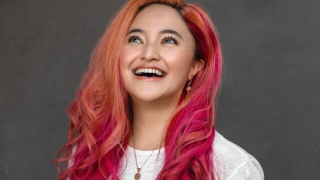 Berita artis: Tidak pernah mengacuhkan lawan bicara dan rasa peduli yang tinggi, Marshanda dijuluki netizen sebagai positif vibe.
