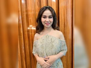 Berita artis: Untuk pertama kalinya, penampilan Mayang dipuji cantik oleh banyak netizen saat pakai gaun dengan bahu.